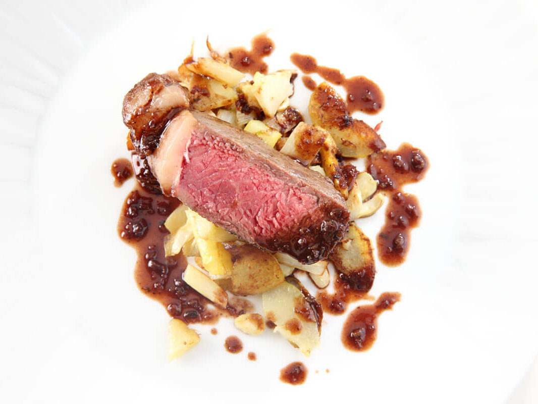 Controfiletto perfettamente arrostito su Geröstel di patate e carciofi